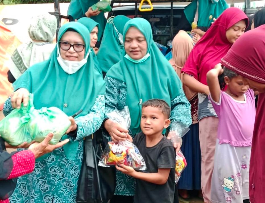 Solidaritas Ibu-ibu Teungoh Baroh Berbagi Bantuan Untuk Korban Banjir Pidie Jaya